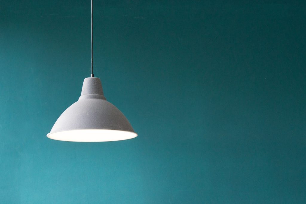 Zwarte plafondspots en industriële hanglamp zwart: stijlvol verlichten